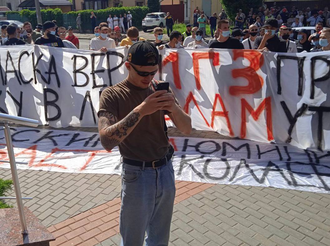 Тысяча рабочих НГЗ протестует под судом против остановки завода